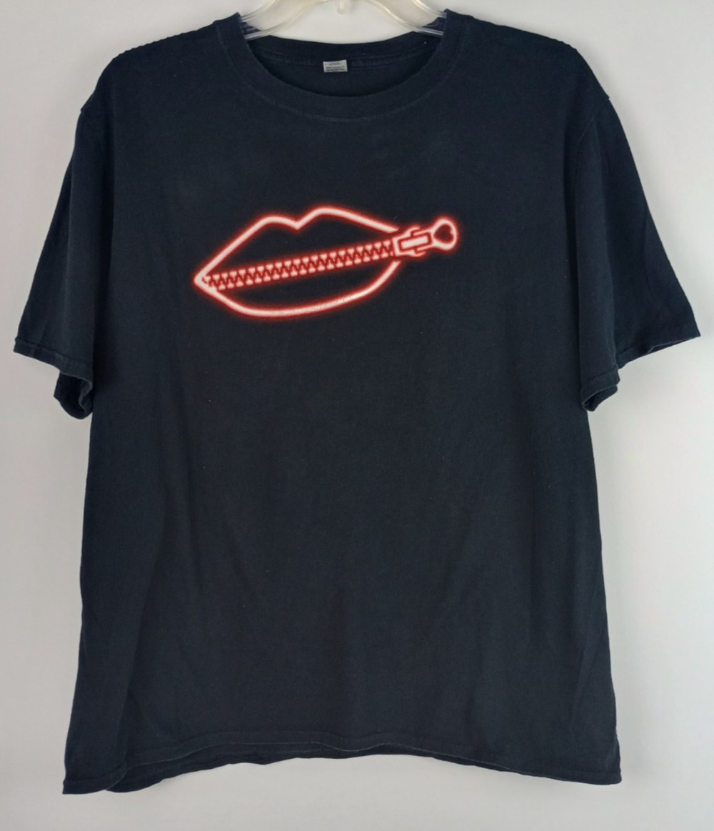 Gildan Activewear Womens Black Darci Lynn 2021 Lips are Sealed Tour Merch Tshirt